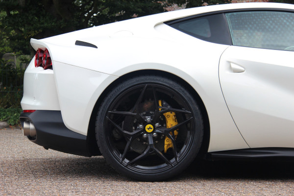 Ferrari 812 6.5 V12 Superfast HELE | Bianco Italia | Lift | Passenger Display | Carbon LED