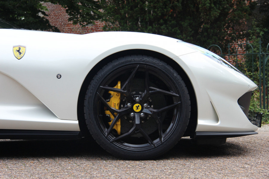 Ferrari 812 6.5 V12 Superfast HELE | Bianco Italia | Lift | Passenger Display | Carbon LED