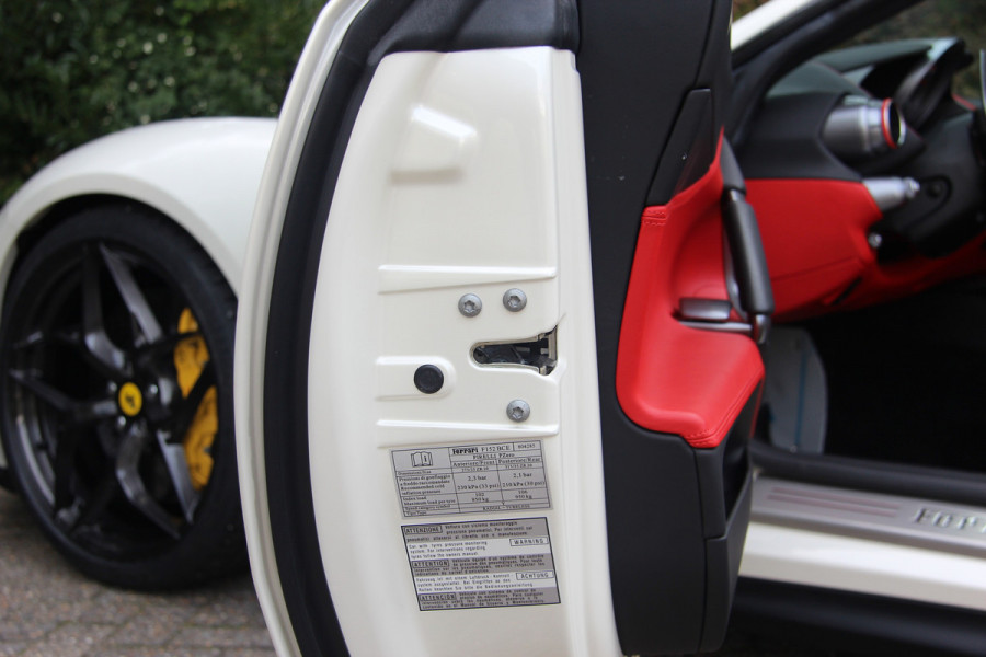 Ferrari 812 6.5 V12 Superfast HELE | Bianco Italia | Lift | Passenger Display | Carbon LED