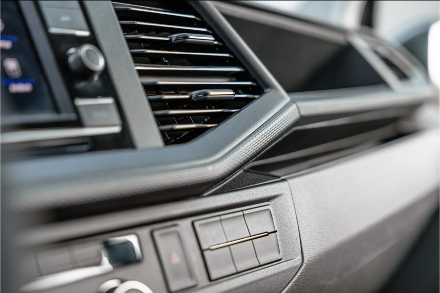 Volkswagen Transporter T6.1 2.0 TDI L2H1 DC 4Motion | Dubbel cabine | 5-zitter | Bi-Xenon | CarPlay | Camera | Navigatie | MF Stuur | Trekhaak | DAB | Cruise control