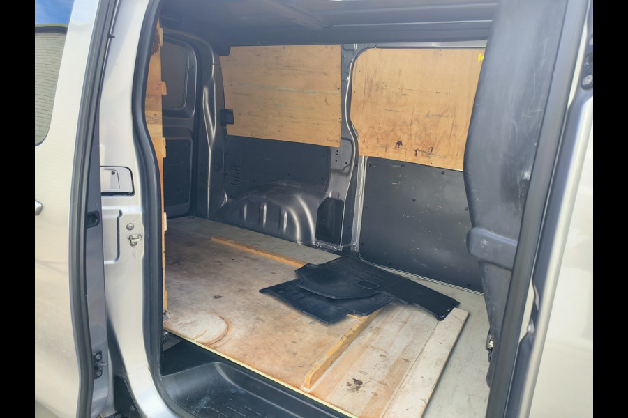 Peugeot Expert 2.0 BlueHDI 180 Standard Premium Automaat Trekhaak Imperial Euro 6 Rijklaar  6 maanden Bovag-garantie Henk Jongen Auto's in Helmond,  al 50 jaar service zoals 't hoort!