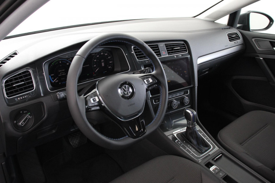 Volkswagen e-Golf Edition Navigatie Climate control Virtual cockpit Parkeersensoren V+A DAB+ Adaptive Cruise Control 17" Lichtmetalen velgen