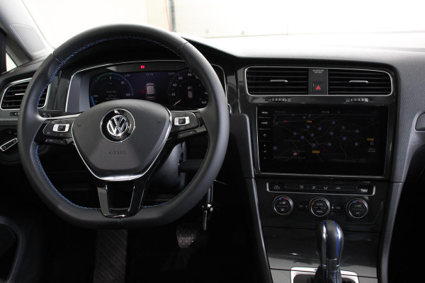 Volkswagen e-Golf Edition Navigatie Climate control Virtual cockpit Parkeersensoren V+A DAB+ Adaptive Cruise Control 17" Lichtmetalen velgen