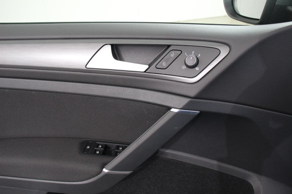 Volkswagen e-Golf Edition Navigatie Climate control Virtual cockpit Parkeersensoren V+A DAB+ Adaptive Cruise Control 17" Lichtmetalen velgen