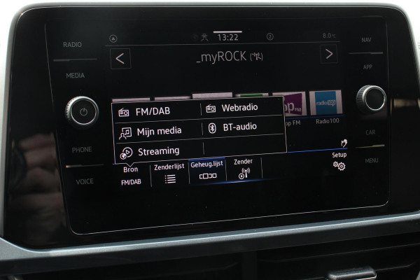 Volkswagen T-Roc 1.5 TSI 150pk Automaat Style Navigatie Apple Carplay/Android Auto Parkeersensoren Camera Adaptive Cruise Control Blind Spot Assist Park Assist Stoel- en stuurverwarming Elektrische achterklep LED-koplampen