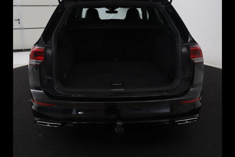 Volkswagen Golf Variant 1.5 eTSI R-Line | Trekhaak | Navigatie | LED | Stoelverwarming |
