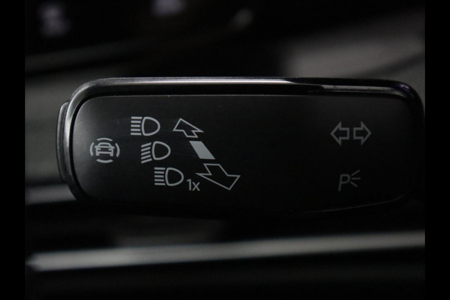 Volkswagen Golf Variant 1.5 eTSI R-Line | Trekhaak | Navigatie | LED | Stoelverwarming |