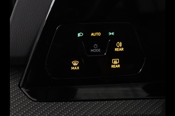 Volkswagen Golf Variant 1.5 eTSI R-Line | Trekhaak | Navigatie | LED | Stoelverwarming |