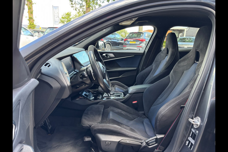 BMW 1-serie 118d High Executive | M Pakket | Shadow Line | Apple Carplay | Achterruitrijcamera