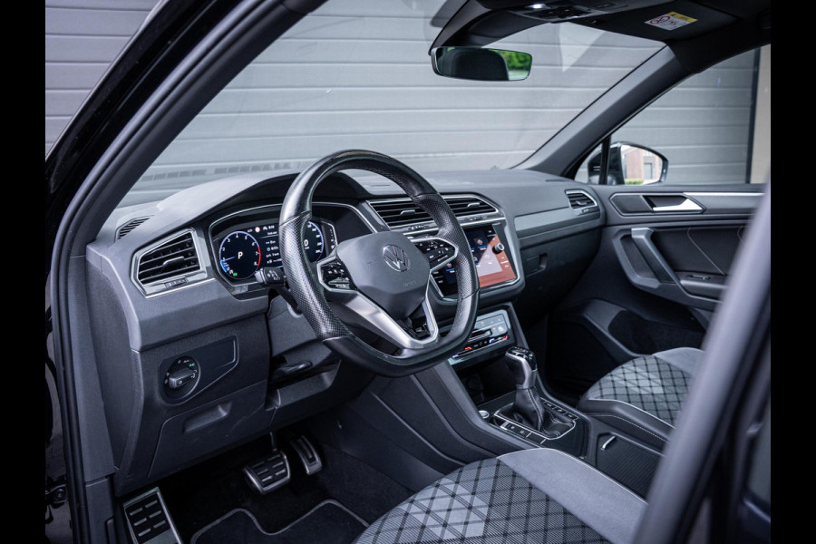 Volkswagen Tiguan 1.5 TSI 3x R-Line - IQ-L l Pano l Trekhaak l 360cam l Keyless