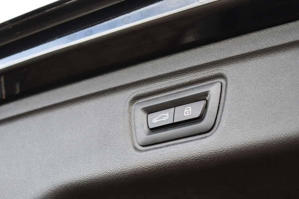 BMW 3 Serie Touring 330e xDrive LCI-2 Pano El-zetels HUD 360-cam Trekhaak