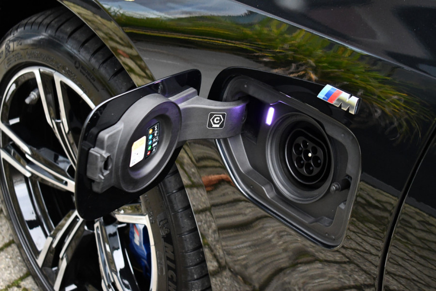BMW 3 Serie Touring 330e xDrive LCI-2 Pano El-zetels HUD 360-cam Trekhaak