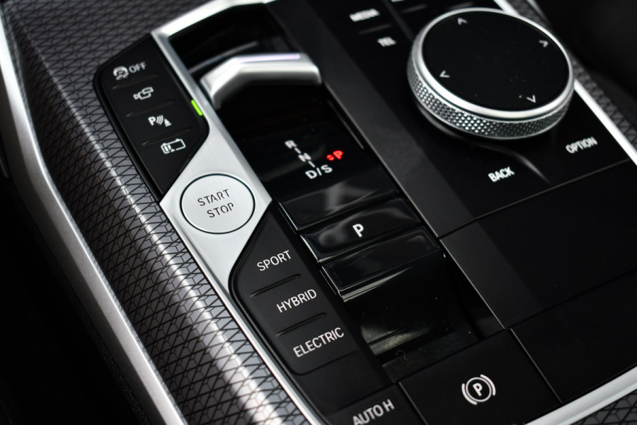 BMW 3 Serie Touring 330e xDrive LCI-2 Pano El-zetels HUD 360-cam Trekhaak