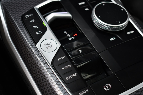 BMW 3 Serie Touring 330e xDrive LCI-2 Pano El-zetels HUD 360-cam Trekhaak