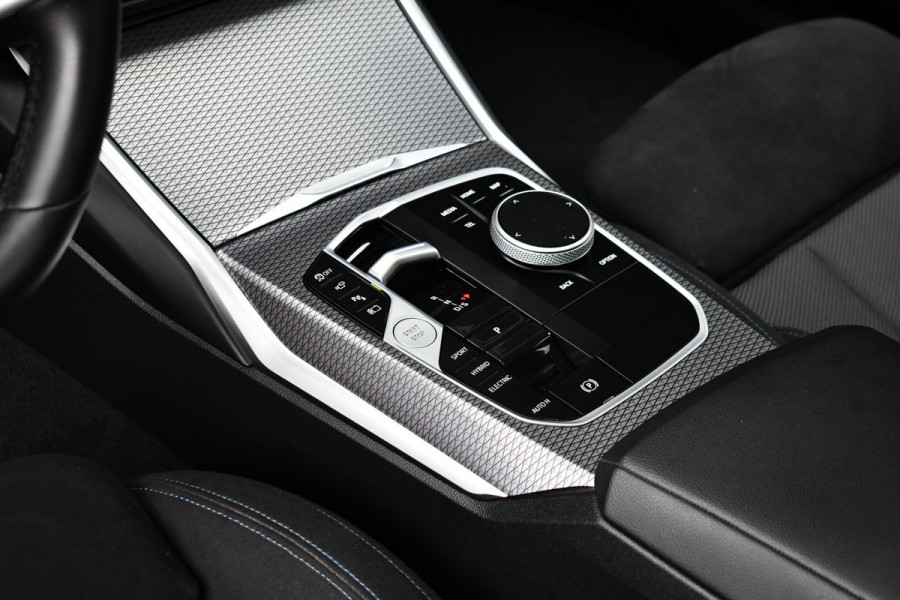 BMW 3 Serie Touring 330e xDrive LCI-2 Pano El-zetels HUD 360-cam Trekhaak