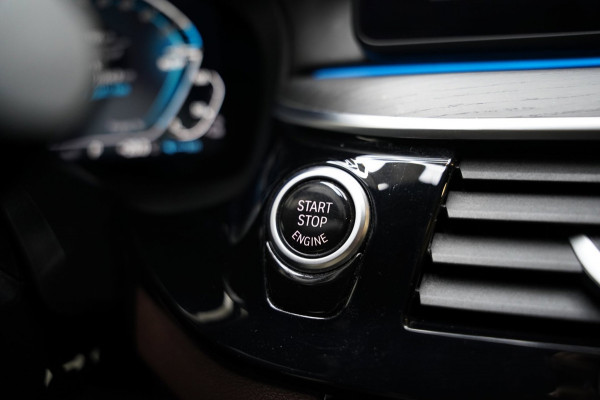 BMW 5 Serie Touring 530e M SPORT PANO LASER SFEER H&K HUD