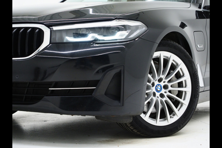 BMW 5 Serie Touring 520e | Leder | HUD | Keyless | 360 | Sfeerlicht | Dodehoek | Stoelverwarming | Carplay