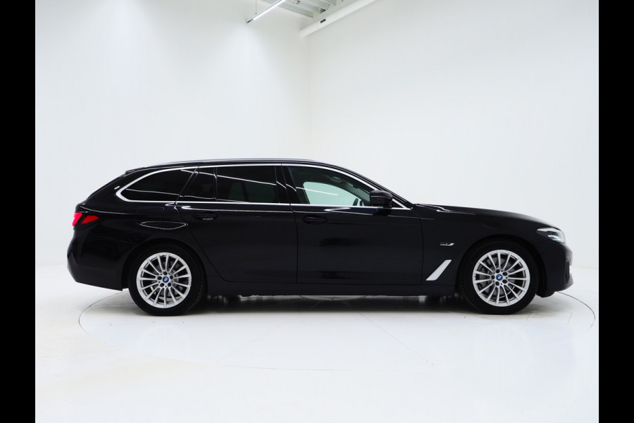 BMW 5 Serie Touring 520e | Leder | HUD | Keyless | 360 | Sfeerlicht | Dodehoek | Stoelverwarming | Carplay
