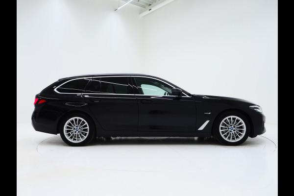 BMW 5 Serie Touring 520e | Leder | HUD | Keyless | 360 | Sfeerlicht | Dodehoek | Stoelverwarming | Carplay