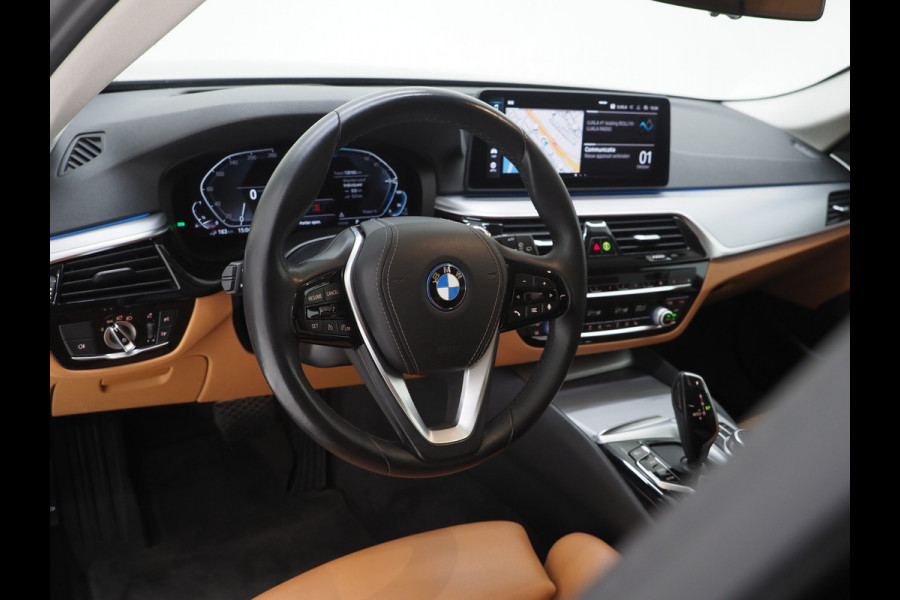 BMW 5 Serie Touring 520e | Leder | HUD | Keyless | 360 | Sfeerlicht | Dodehoek | Stoelverwarming | Carplay
