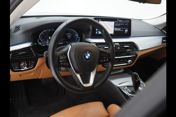 BMW 5 Serie Touring 520e | Leder | HUD | Keyless | 360 | Sfeerlicht | Dodehoek | Stoelverwarming | Carplay