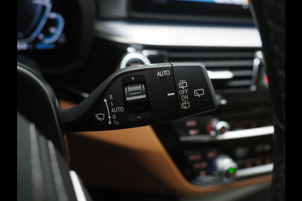 BMW 5 Serie Touring 520e | Leder | HUD | Keyless | 360 | Sfeerlicht | Dodehoek | Stoelverwarming | Carplay