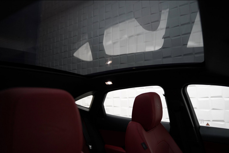 Jaguar E-Pace 2.0 P300 AWD R-Dynamic HSE PANO SFEER TREKH