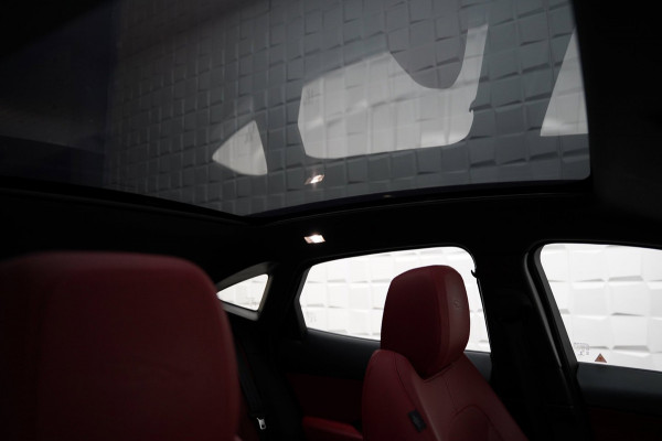 Jaguar E-Pace 2.0 P300 AWD R-Dynamic HSE PANO SFEER TREKH