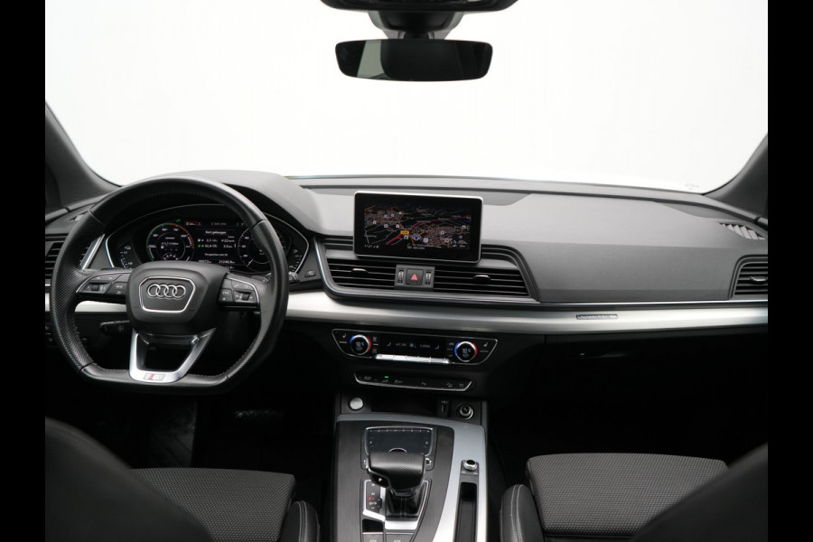 Audi Q5 50 TFSI e Quattro 2x S Line PHEV 300pk | Trekhaak Af Fabriek | Virtual Cockpit | Camera | Sportstoelen Verwarmd | Keyless | Blis | Apple Carplay | Navigatie | DAB | Cruise Control | Plug In Hybrid |