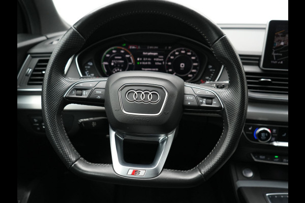 Audi Q5 50 TFSI e Quattro 2x S Line PHEV 300pk | Trekhaak Af Fabriek | Virtual Cockpit | Camera | Sportstoelen Verwarmd | Keyless | Blis | Apple Carplay | Navigatie | DAB | Cruise Control | Plug In Hybrid |