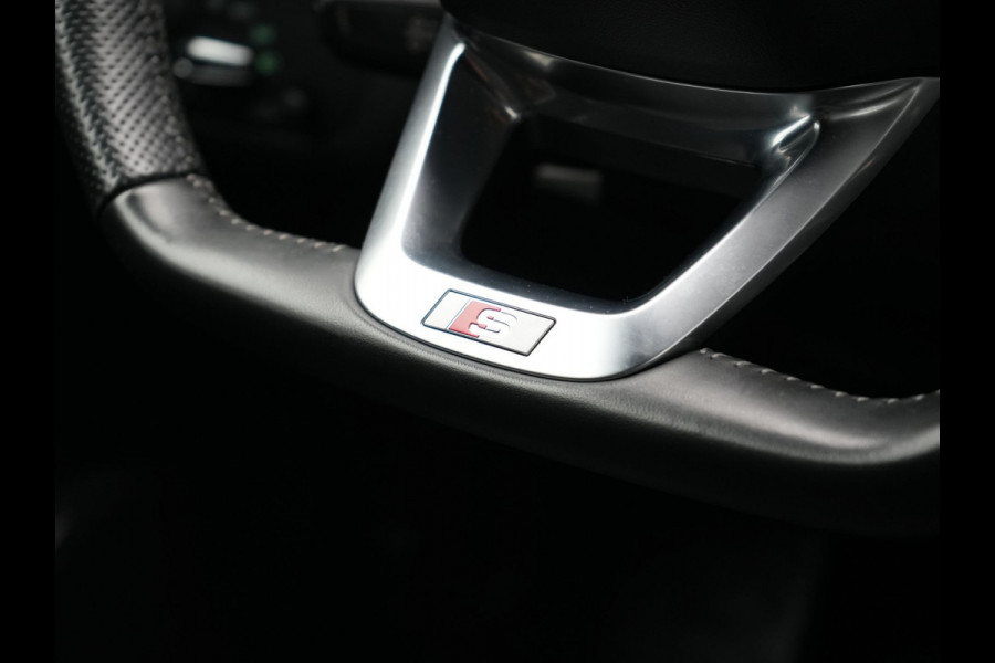 Audi Q5 50 TFSI e Quattro 2x S Line PHEV 300pk | Trekhaak Af Fabriek | Virtual Cockpit | Camera | Sportstoelen Verwarmd | Keyless | Blis | Apple Carplay | Navigatie | DAB | Cruise Control | Plug In Hybrid |