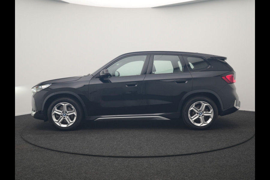 BMW iX1 xDrive30 67 kWh 313pk Dealer O.H. | Adaptive Cruise | Head Up | 360 Camera | Harman / Kardon | Lederen Comfortstoelen Massage & Memory | Keyless | Blis | Sfeerverlichting | Stoelverwarming | Apple Carplay | Navigatie | DAB |