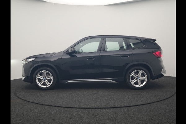 BMW iX1 xDrive30 67 kWh 313pk Dealer O.H. | Adaptive Cruise | Head Up | 360 Camera | Harman / Kardon | Lederen Comfortstoelen Massage & Memory | Keyless | Blis | Sfeerverlichting | Stoelverwarming | Apple Carplay | Navigatie | DAB |