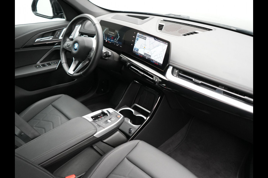 BMW iX1 xDrive30 67 kWh 313pk Dealer O.H. | Adaptive Cruise | Head Up | 360 Camera | Harman / Kardon | Lederen Comfortstoelen Massage & Memory | Keyless | Blis | Sfeerverlichting | Stoelverwarming | Apple Carplay | Navigatie | DAB |