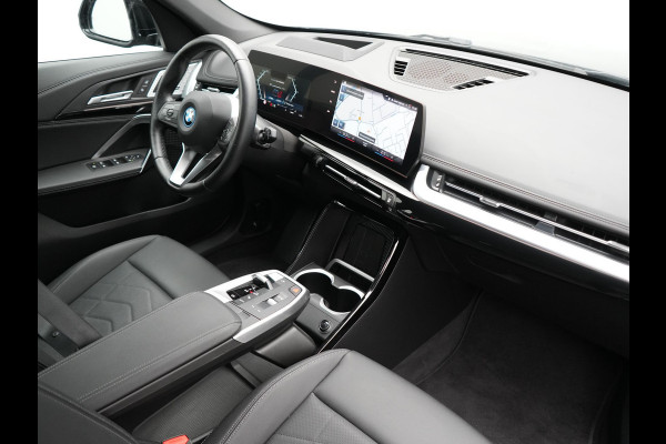 BMW iX1 xDrive30 67 kWh 313pk Dealer O.H. | Adaptive Cruise | Head Up | 360 Camera | Harman / Kardon | Lederen Comfortstoelen Massage & Memory | Keyless | Blis | Sfeerverlichting | Stoelverwarming | Apple Carplay | Navigatie | DAB |