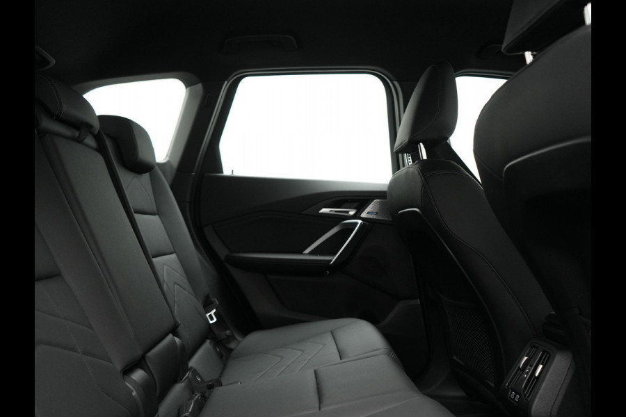 BMW iX1 xDrive30 67 kWh 313pk Dealer O.H. | Adaptive Cruise | Head Up | 360 Camera | Harman / Kardon | Lederen Comfortstoelen Massage & Memory | Keyless | Blis | Sfeerverlichting | Stoelverwarming | Apple Carplay | Navigatie | DAB |