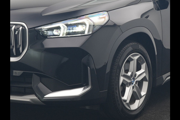 BMW iX1 xDrive30 67 kWh 313pk Dealer O.H. | Adaptive Cruise | Head Up | 360 Camera | Harman / Kardon | Lederen Comfortstoelen Massage & Memory | Keyless | Blis | Sfeerverlichting | Stoelverwarming | Apple Carplay | Navigatie | DAB |