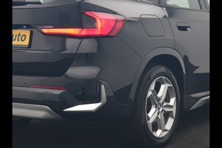 BMW iX1 xDrive30 67 kWh 313pk Dealer O.H. | Adaptive Cruise | Head Up | 360 Camera | Harman / Kardon | Lederen Comfortstoelen Massage & Memory | Keyless | Blis | Sfeerverlichting | Stoelverwarming | Apple Carplay | Navigatie | DAB |