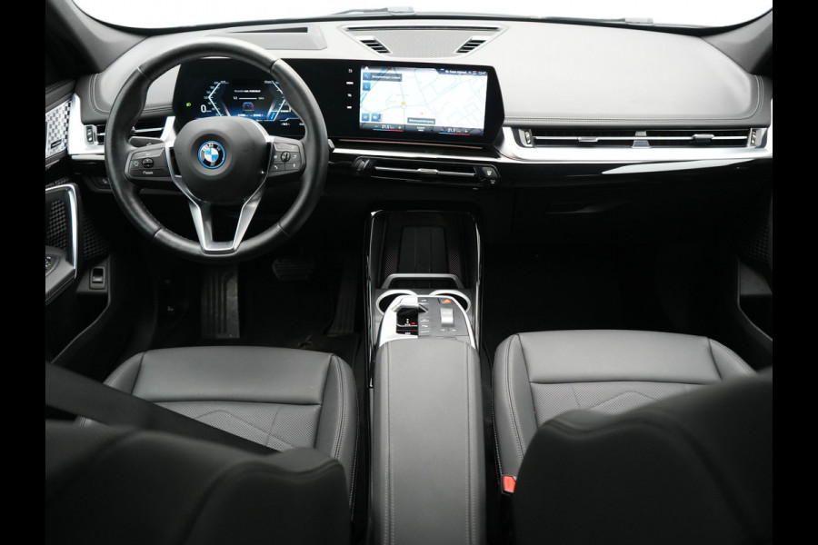 BMW iX1 xDrive30 67 kWh 313pk Dealer O.H. | Adaptive Cruise | Head Up | 360 Camera | Harman / Kardon | Lederen Comfortstoelen Massage & Memory | Keyless | Blis | Sfeerverlichting | Stoelverwarming | Apple Carplay | Navigatie | DAB |