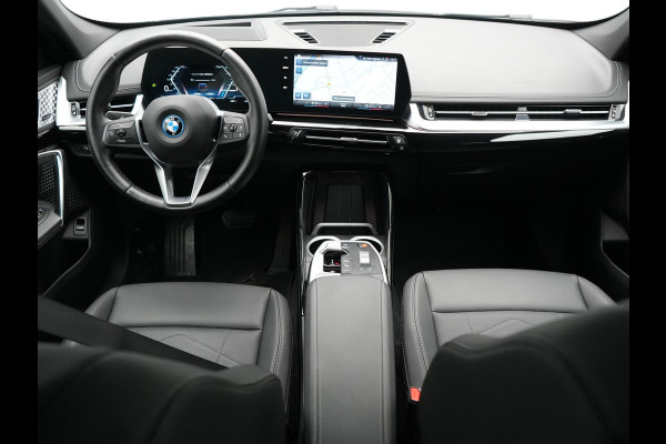 BMW iX1 xDrive30 67 kWh 313pk Dealer O.H. | Adaptive Cruise | Head Up | 360 Camera | Harman / Kardon | Lederen Comfortstoelen Massage & Memory | Keyless | Blis | Sfeerverlichting | Stoelverwarming | Apple Carplay | Navigatie | DAB |