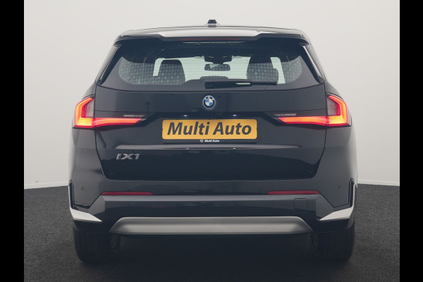 BMW iX1 xDrive30 67 kWh 313pk Dealer O.H. | Adaptive Cruise | Head Up | 360 Camera | Harman / Kardon | Lederen Comfortstoelen Massage & Memory | Keyless | Blis | Sfeerverlichting | Stoelverwarming | Apple Carplay | Navigatie | DAB |