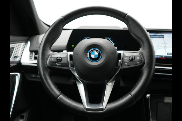 BMW iX1 xDrive30 67 kWh 313pk Dealer O.H. | Adaptive Cruise | Head Up | 360 Camera | Harman / Kardon | Lederen Comfortstoelen Massage & Memory | Keyless | Blis | Sfeerverlichting | Stoelverwarming | Apple Carplay | Navigatie | DAB |