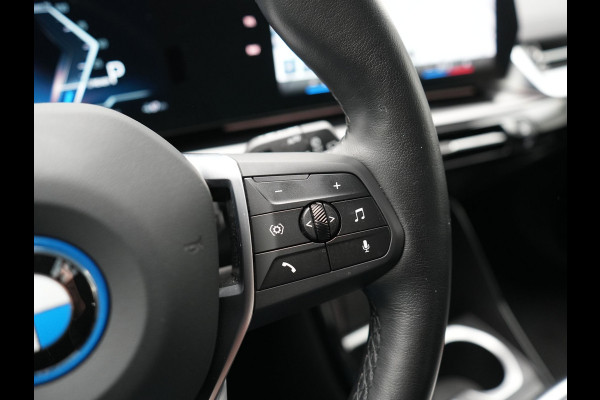 BMW iX1 xDrive30 67 kWh 313pk Dealer O.H. | Adaptive Cruise | Head Up | 360 Camera | Harman / Kardon | Lederen Comfortstoelen Massage & Memory | Keyless | Blis | Sfeerverlichting | Stoelverwarming | Apple Carplay | Navigatie | DAB |