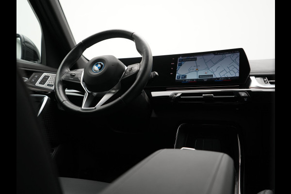 BMW iX1 xDrive30 67 kWh 313pk Dealer O.H. | Adaptive Cruise | Head Up | 360 Camera | Harman / Kardon | Lederen Comfortstoelen Massage & Memory | Keyless | Blis | Sfeerverlichting | Stoelverwarming | Apple Carplay | Navigatie | DAB |