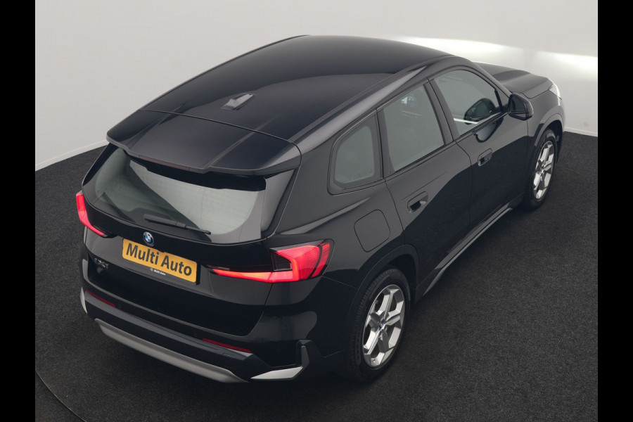 BMW iX1 xDrive30 67 kWh 313pk Dealer O.H. | Adaptive Cruise | Head Up | 360 Camera | Harman / Kardon | Lederen Comfortstoelen Massage & Memory | Keyless | Blis | Sfeerverlichting | Stoelverwarming | Apple Carplay | Navigatie | DAB |