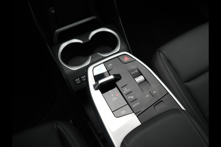 BMW iX1 xDrive30 67 kWh 313pk Dealer O.H. | Adaptive Cruise | Head Up | 360 Camera | Harman / Kardon | Lederen Comfortstoelen Massage & Memory | Keyless | Blis | Sfeerverlichting | Stoelverwarming | Apple Carplay | Navigatie | DAB |