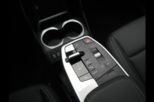 BMW iX1 xDrive30 67 kWh 313pk Dealer O.H. | Adaptive Cruise | Head Up | 360 Camera | Harman / Kardon | Lederen Comfortstoelen Massage & Memory | Keyless | Blis | Sfeerverlichting | Stoelverwarming | Apple Carplay | Navigatie | DAB |