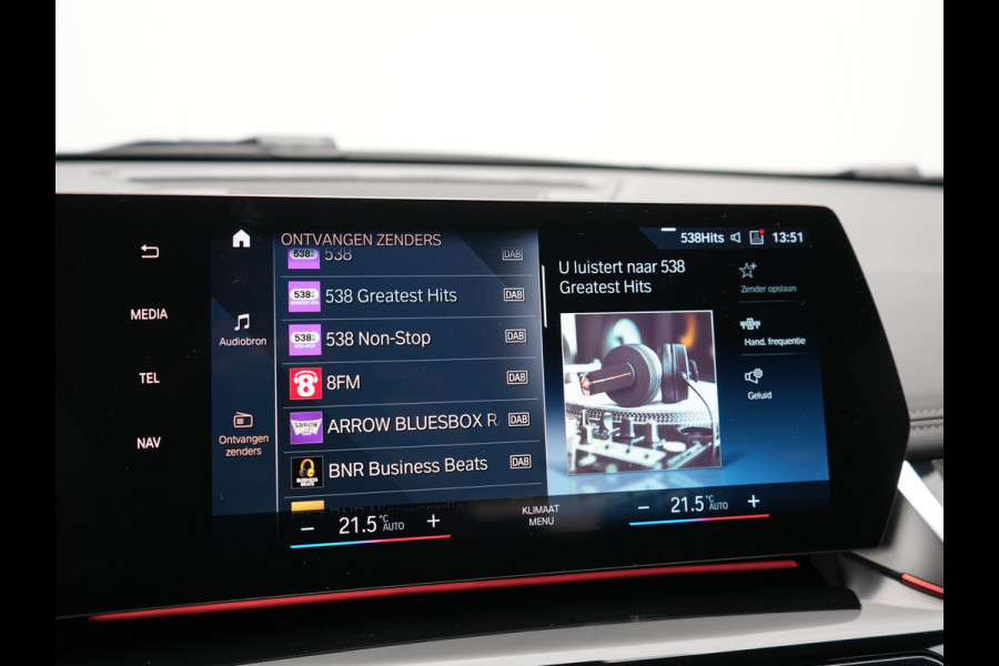 BMW iX1 xDrive30 67 kWh 313pk Dealer O.H. | Adaptive Cruise | Head Up | 360 Camera | Harman / Kardon | Lederen Comfortstoelen Massage & Memory | Keyless | Blis | Sfeerverlichting | Stoelverwarming | Apple Carplay | Navigatie | DAB |