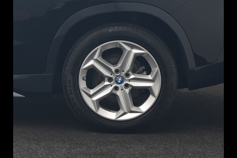 BMW iX1 xDrive30 67 kWh 313pk Dealer O.H. | Adaptive Cruise | Head Up | 360 Camera | Harman / Kardon | Lederen Comfortstoelen Massage & Memory | Keyless | Blis | Sfeerverlichting | Stoelverwarming | Apple Carplay | Navigatie | DAB |