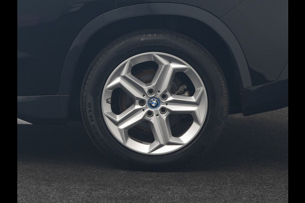 BMW iX1 xDrive30 67 kWh 313pk Dealer O.H. | Adaptive Cruise | Head Up | 360 Camera | Harman / Kardon | Lederen Comfortstoelen Massage & Memory | Keyless | Blis | Sfeerverlichting | Stoelverwarming | Apple Carplay | Navigatie | DAB |